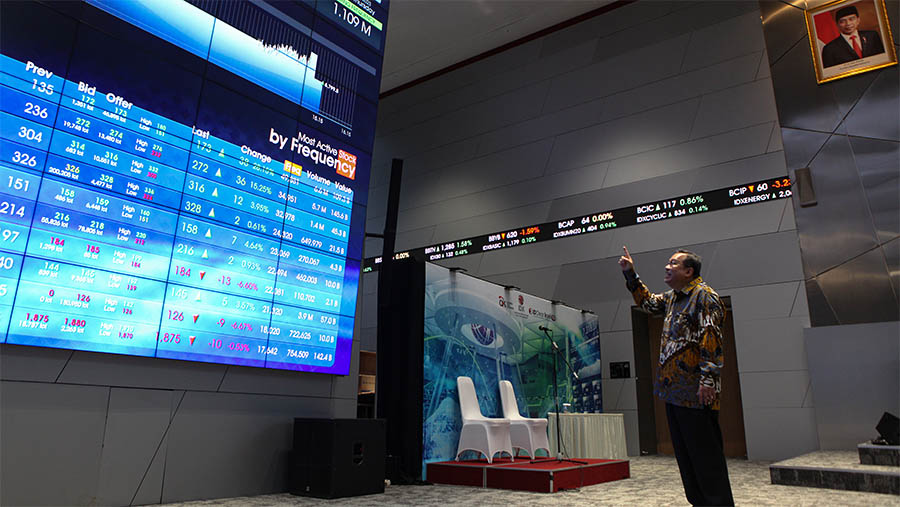 Direktur Utama PT Bursa Efek Indonesia (BEI), Iman Rachman. melihat papan perdagangan IHSG. (Bloomberg Technoz/ Andrean Kristianto)