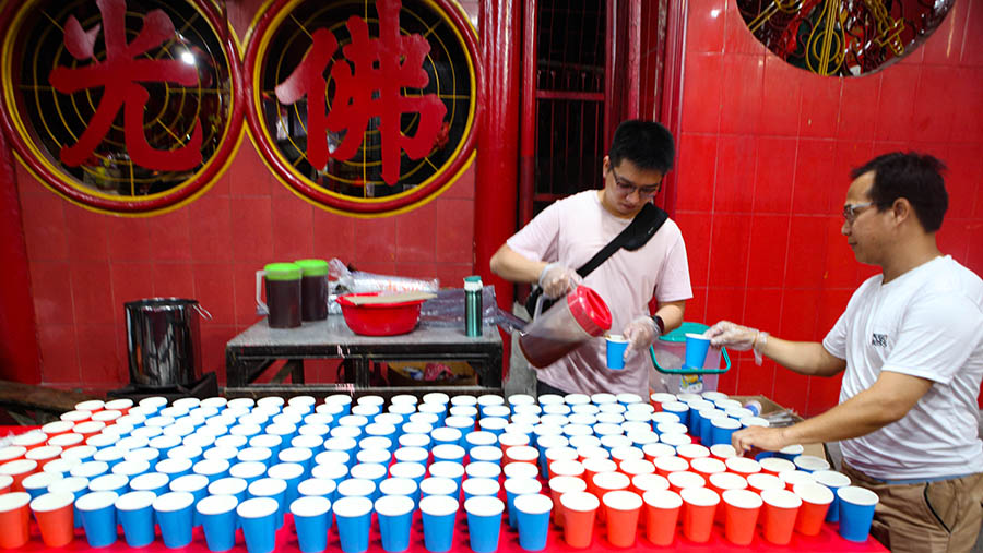 Panitia menyiapkan minuman berbuka puasa di Vihara Dharma Bakti, Petak Sembilan, Jakarta, Rabu (29/3/2023). (Bloomberg Technoz/ Andrean Kristianto)