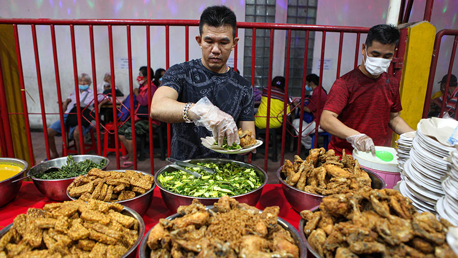 Makanan yang disediakan dibeli dari penjual di sekitar Vihara tertua di Jakarta ini. (Bloomberg Technoz/ Andrean Kristianto)