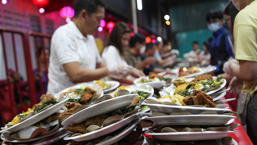 Panitia menyiapkan makanan berbuka puasa di Vihara Dharma Bakti, Petak Sembilan, Jakarta, Rabu (29/3/2023). (Bloomberg Technoz/ Andrean Kristianto)