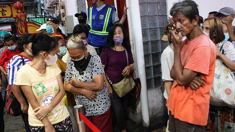 Menjelang berbuka puasa warga mulai ramai mendatangi Vihara. (Bloomberg Technoz/ Andrean Kristianto)