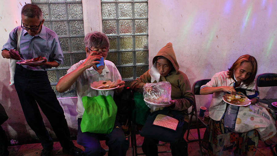 Ilustrasi makan di pinggir jalan (Bloomberg Technoz/ Andrean Kristianto)