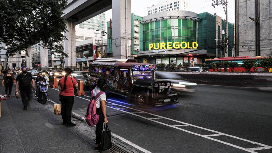Sebuah jeepney melintas di sepanjang jalan di Kota Quezon, Metro Manil, Filipina, Jumat (24/3/2023). (Veejay Villafranca/Bloomberg)