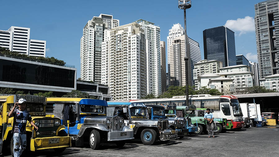 Jeepney diparkir di terminal Taguig City, Filipina, Jumat (24/3/2023). (Veejay Villafranca/Bloomberg)