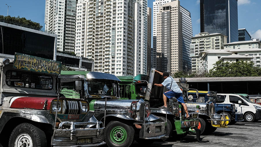 Jeepney diparkir di terminal Taguig City, Filipina, Jumat (24/3/2023). (Veejay Villafranca/Bloomberg)