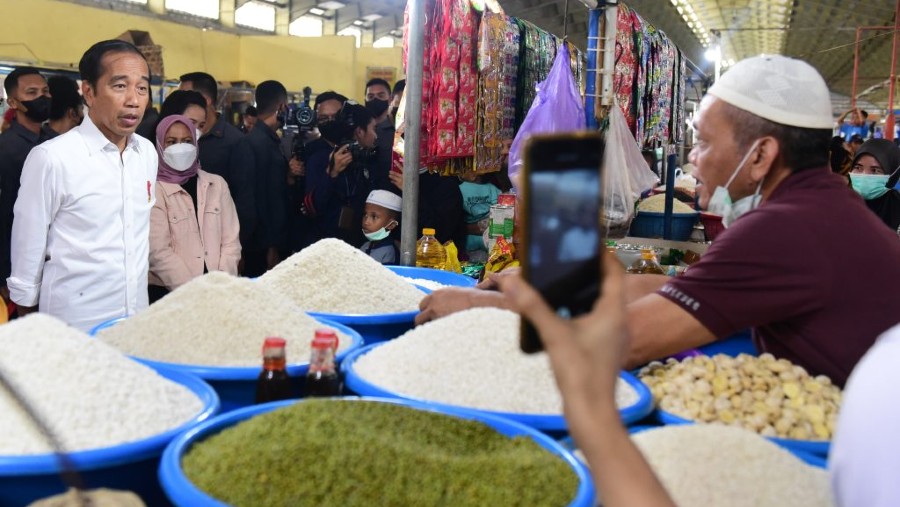 Presiden Jokowi mengunjungi Pasar Tramo di Maros, Sulawesi Selatan, Rabu (29/03/2023). (Foto: Humas Setkab/Rahmat)