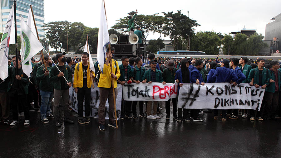 Para mahasiswa tersebut menggelar aksi dengan menggunakan almamater masing-masing. (Bloomberg Technoz/ Andrean Kristianto)