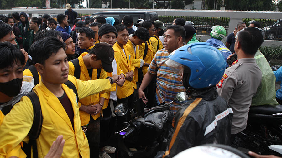 Mereka sempat memblokade jalan. Para pengendara dialihkan ke jalur Transjakarta. (Bloomberg Technoz/ Andrean Kristianto)