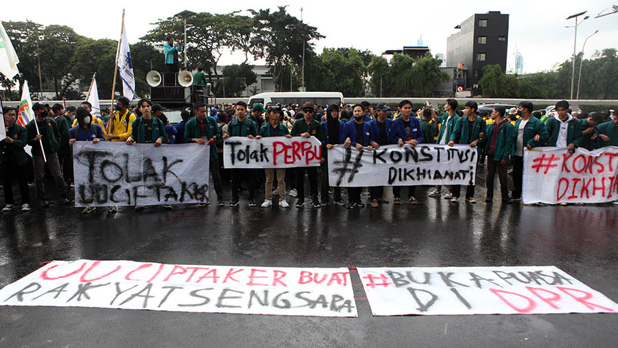 Mahasiswa demo tolak Undang-Undang Cipta Kerja (UU Ciptaker) di depan gedung DPR, Jakarta, Kamis (30/3/2023). (Bloomberg Technoz/ Andrean Kristianto)