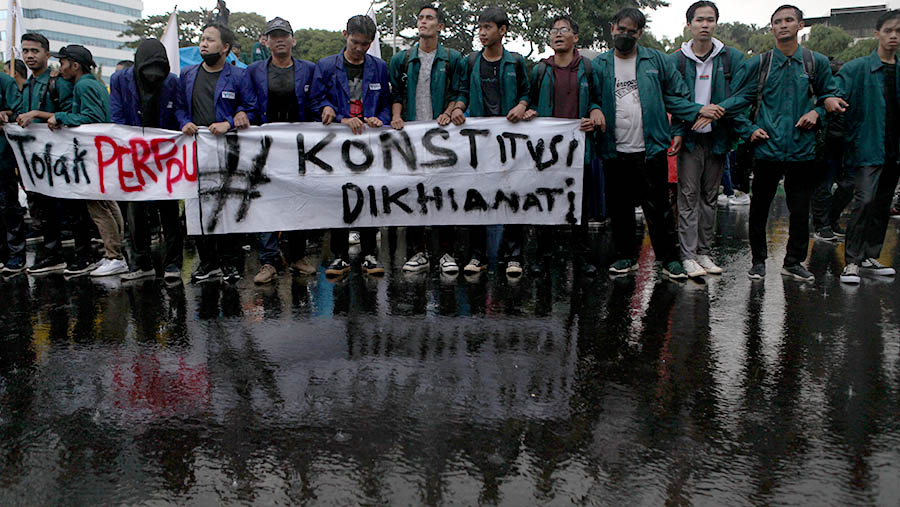 Mahasiswa yang tergabung dalam BEM SI menggelar demo di depan gedung DPR, Jakarta, Kamis (30/3/2023). (Bloomberg Technoz/ Andrean Kristianto)