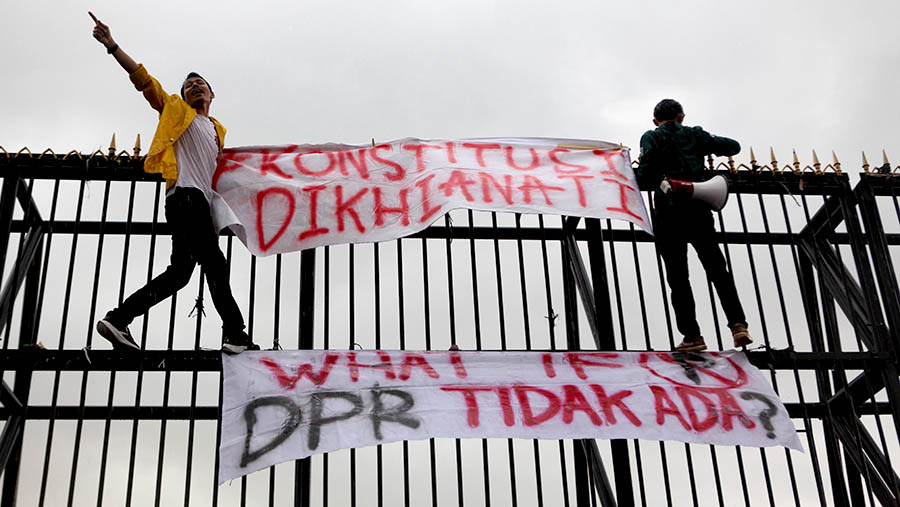 Mahasiswa demo tolak Undang-Undang Cipta Kerja (UU Ciptaker) di depan gedung DPR, Jakarta, Kamis (30/3/2023). (Bloomberg Technoz/ Andrean Kristianto)