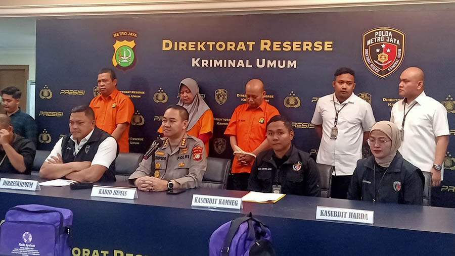 Polda Metro Jaya merilis kasus dugaan penipuan berkedok travel umroh oleh PT Naila Syafaah Wisata Mandiri. (Bloomberg Technoz/ Sultan Ibnu Affan)