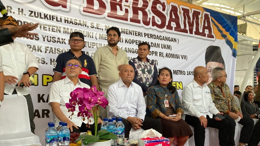 Mendag Zulkifli Hasan, Menteri Koperasi dan UKM Teten Masduki, dan DPR bertemu pedagang pakaian bekas di Pasar Senen. (Rezha Hadyan/Bloomberg Technoz)