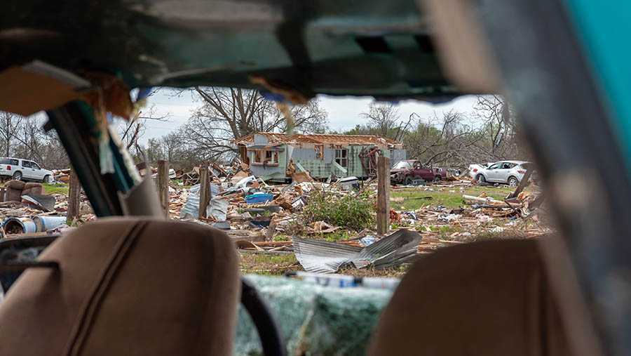 Bangunan dan mobil rusak akibat tornado yang menghantam pada pekan lalu di Rolling Fork, Mississippi, AS, Rabu (29/3/2023). (Rory Doyle/Bloomberg)