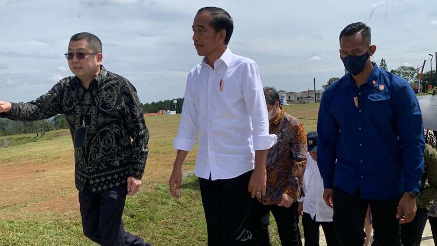 Presiden Joko Widodo (Jokowi) dan Hary Tanoe saat peresmian KEK Lido, Jumat (31/3/2023). (Bloomberg Technoz/ Tara Marchelin)