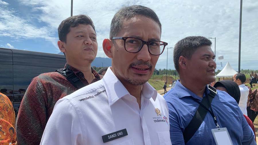 Menteri Pariwisata Sandiaga Uno saat ditemui setelah peresmian KEK Lido, Jumat (31/3/2023). (Bloomberg Technoz/ Tara Marchelin)