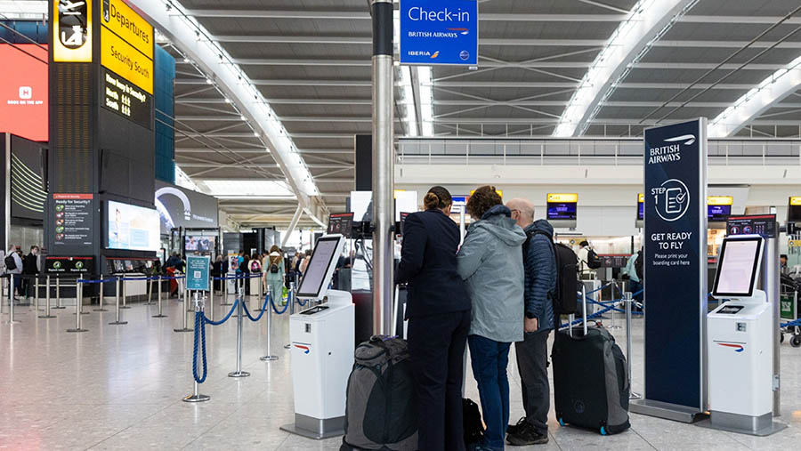 Aksi mogok ini mengurangi jumlah petugas keamanan yang tersedia di bandara pada akhir pekan yang biasanya ramai. (Chris Ratcliffe/Bloomberg)