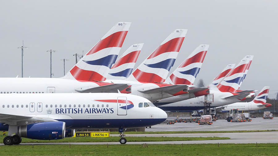 Pesawat British Airways di landasan di Bandara London Heathrow di London, Inggris, Jumat (31/3/2023). (Chris Ratcliffe/Bloomberg)