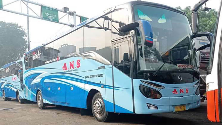Bus tujuan Sumatera di Terminal Bekasi. (Bloomberg Technoz/ Rezha Hadyan)