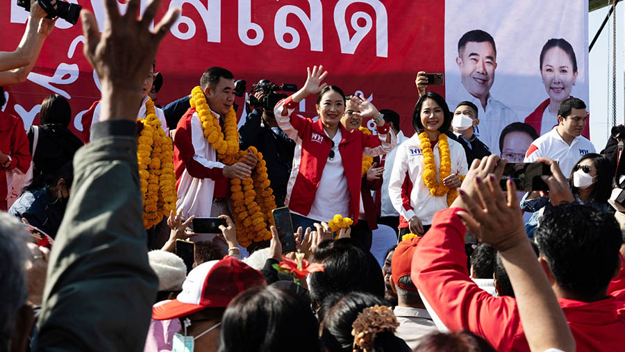 Putri mantan perdana menteri Thailand Thaksin Shinawatra, Paetongtarn Shinawatra (tengah). (Luke Duggleby/Bloomberg)