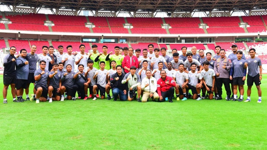 Presiden Jokowi didampingi Ketua Umum PSSI Erick Thohir bertemu dengan para pemain Timnas Indonesia U-20, di Stadion GBK, Jakarta.(Foto: Humas Setkab)