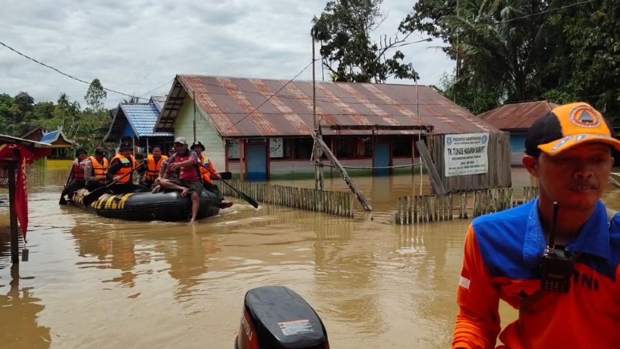Tim gabungan dari BPBD Kabupaten Kapuas melakukan pengecekan di lokasi banjir (Foto: BNPB)