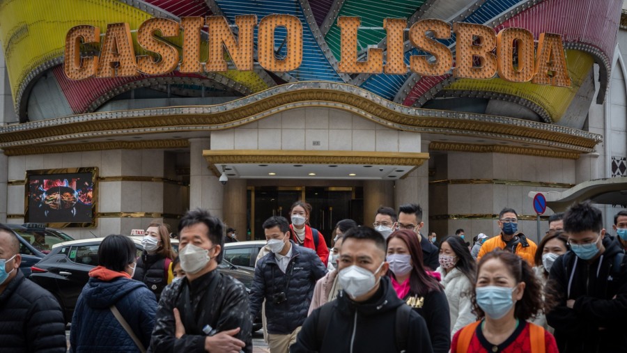 Turis memadati area kasino di Makau (Eduardo Leal/Bloomberg)