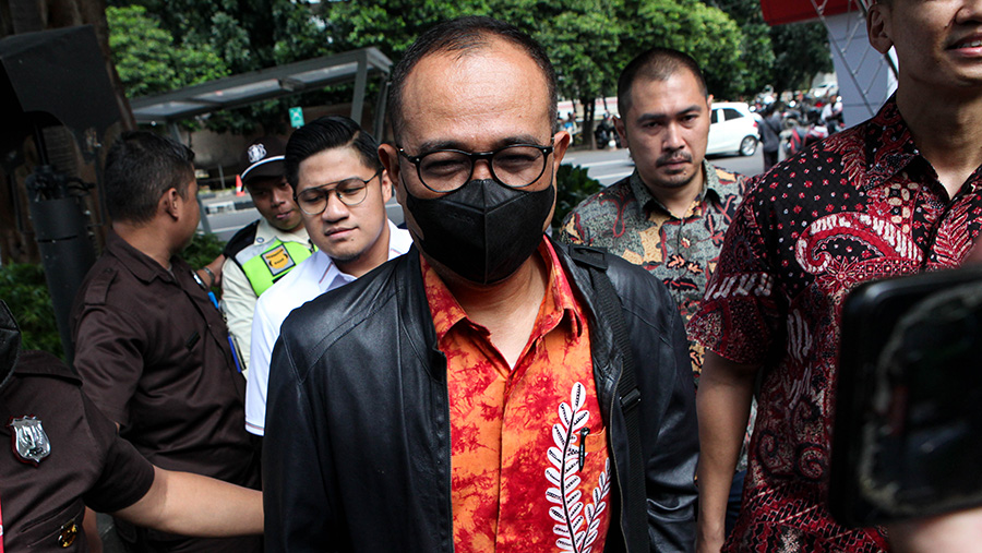 Tersangka kasus gratifikasi, Rafael Alun Trisambodo tiba di gedung KPK, Jakarta, Senin (3/4/2023). (Bloomberg Technoz/ Andrean Kristianto)