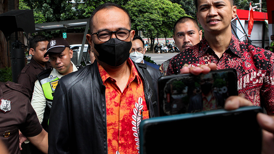 Mantan pejabat Dirjen Pajak, Rafael Alun Trisambodo tiba di gedung KPK, Jakarta, Senin (3/4/2023). (Bloomberg Technoz/ Andrean Kristianto)