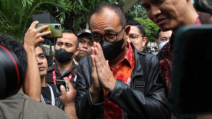 Tersangka kasus gratifikasi, Rafael Alun Trisambodo tiba di gedung KPK, Jakarta, Senin (3/4/2023). (Bloomberg Technoz/ Andrean Kristianto)