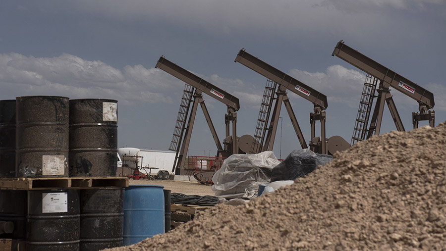 Serangkaian pumpjacks di anjungan minyak Diamondback Energy Inc. di Midland, Texas, AS. (Callaghan O'Hare/Bloomberg)