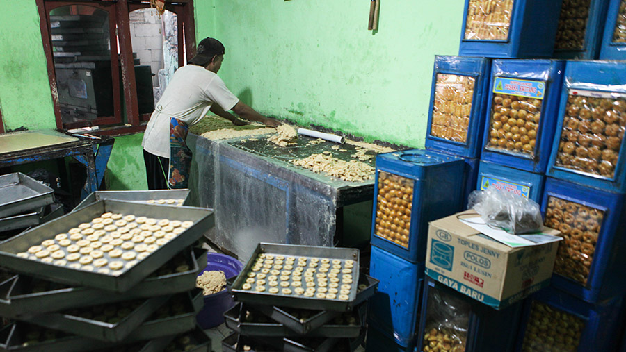 Pekerja menyelesaikan pembuatan kue kering di kawasan Kwitang, Jakarta Pusat, Senin (3/4/2023). (Bloomberg Technoz/ Andrean Kristianto)