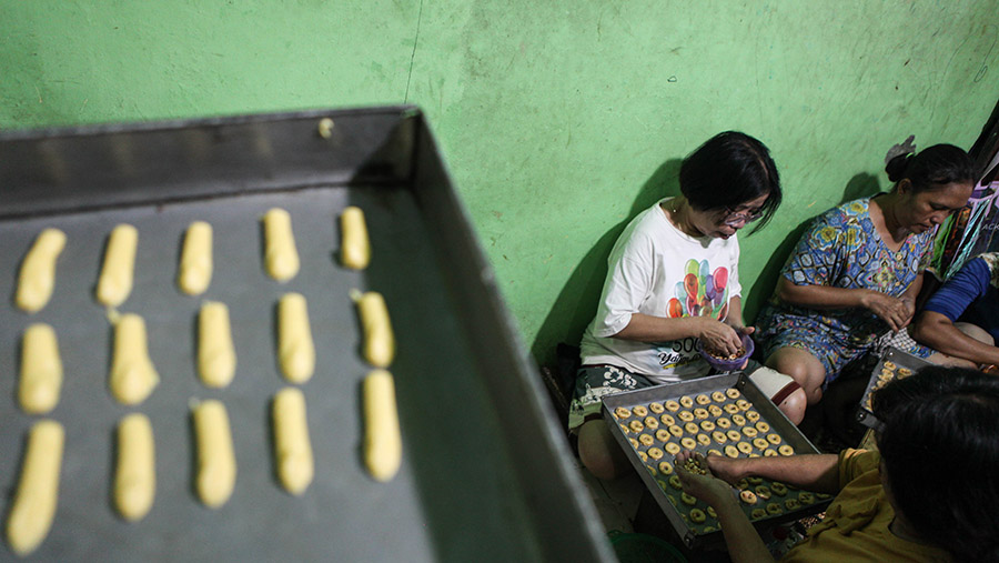 Kue kering biasanya menjadi sajian warga untuk merayakan Idul Fitri. Bloomberg Technoz/ Andrean Kristianto)