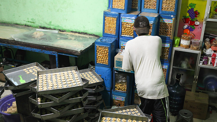 Beerbagai kue kering seperti nastar, putri salju dan lainnya diproduksi di industri rumahan ini. (Bloomberg Technoz/ Andrean Kristianto)