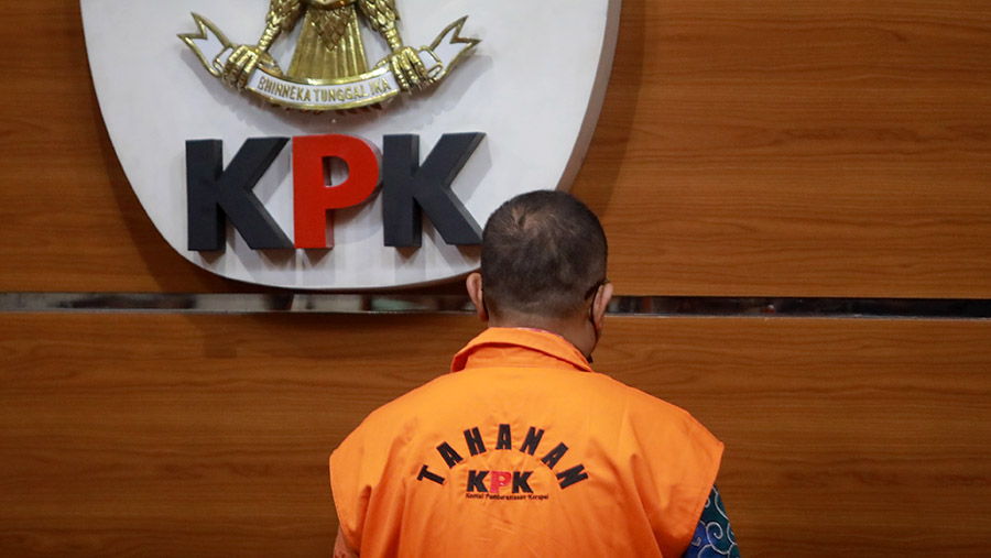 Tersangka kasus gratifikasi, Rafael Alun Trisambodo usai diperiksa di gedung KPK, Jakarta, Senin (3/4/2023). (Bloomberg Technoz/ Andrean Kristianto)
