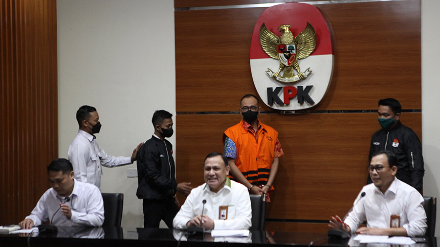 Tersangka kasus gratifikasi, Rafael Alun Trisambodo usai diperiksa di gedung KPK, Jakarta, Senin (3/4/2023). (Bloomberg Technoz/ Andrean Kristianto)