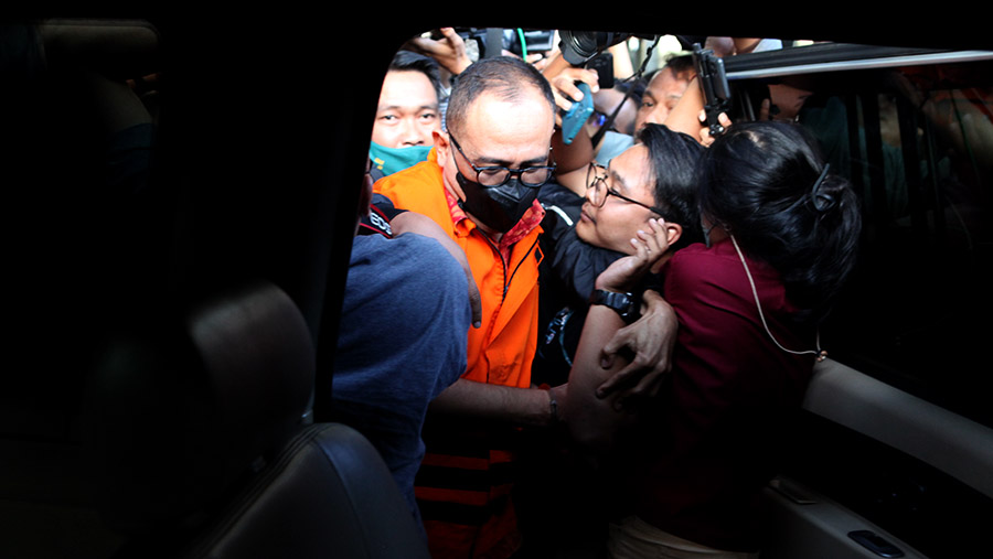 Tersangka kasus gratifikasi, Rafael Alun Trisambodo usai diperiksa di gedung KPK, Jakarta, Senin (3/4/2023). (Bloomberg Technoz/ Andrean Kristianto)