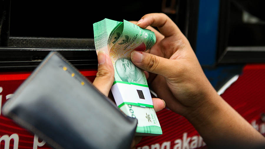 Masyarakat dapat menukarkan uang dari pecahan seribu rupiah hingga seratus ribu rupiah. (Bloomberg Technoz/ Andrean Kristianto)