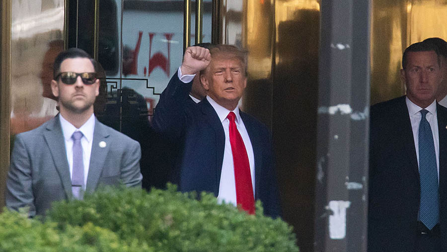 Mantan Presiden AS Donald Trump keluar dari Trump Tower di New York, AS, Selasa (4/4/2023). (Michael Nagle/Bloomberg)
