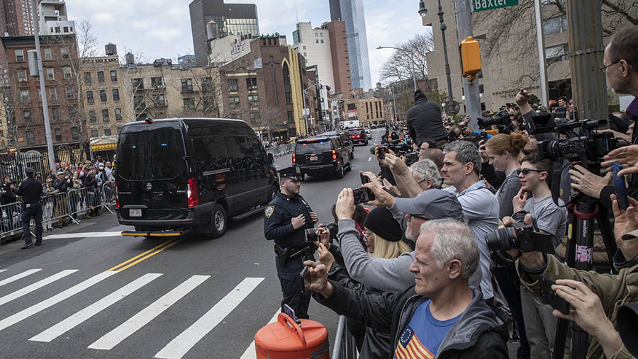 Usai keluar Trump Tower, Trump langsung menuju lokasi persidangan. (Victor J. Blue/Bloomberg)