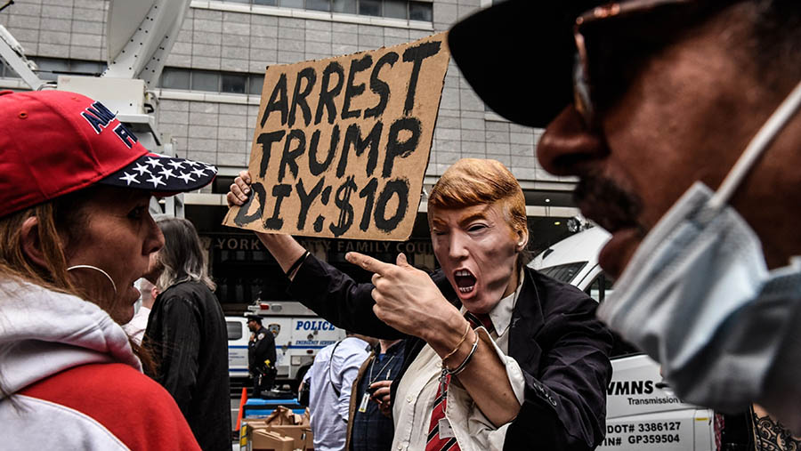 Para pengunjuk rasa di luar pengadilan selama sidang Mantan Presiden AS Donald Trump di New York, AS, Selasa (4/4/2023). (Stephanie Keith/Bloomberg)