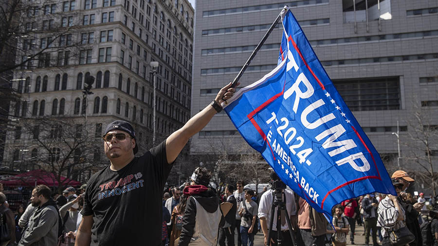 Sejumlah pendukung dan pengunjuk rasa ramai memenuhi jalan menuju lokasi Trump disidang. (Victor J. Blue/Bloomberg)