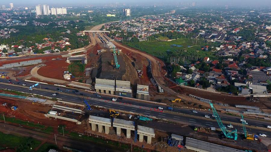 Pengerjaan infrastruktur jalan tol ruas Jakarta-Serpong. (Dok Dimas Ardian/Bloomberg)