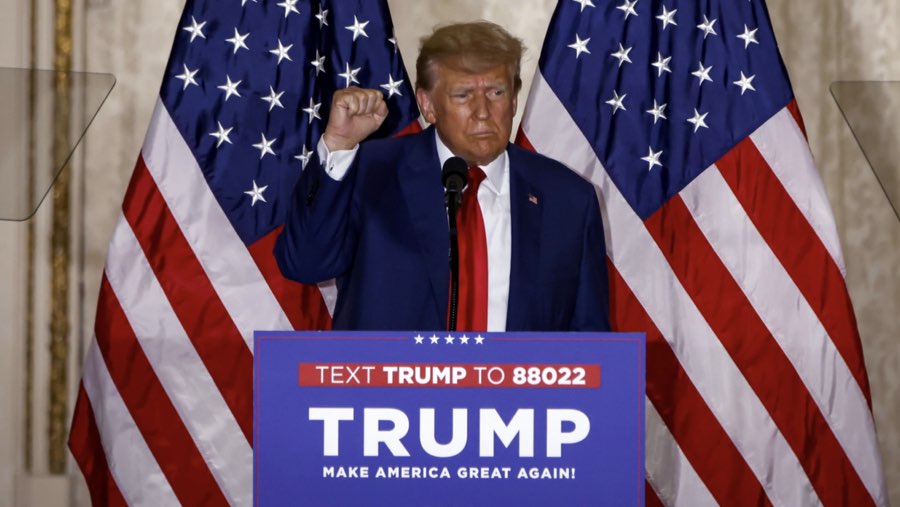 Donald Trump di Mar-a-Lago Club, Palm Beach, Florida, usai sidang pada 4 April (Sumber: Bloomberg)