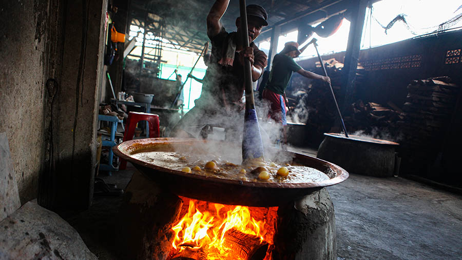 Biasanya makanan khas betawi ini dijadikan sajian saat lebaran Idulfitri atau untuk oleh-oleh khas Jakarta. (Bloomberg Technoz/ Andrean Kristianto)