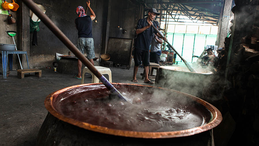 Rumah produksi dodol ini mengalami peningkatan penjualan saat bulan Ramadan. (Bloomberg Technoz/ Andrean Kristianto)