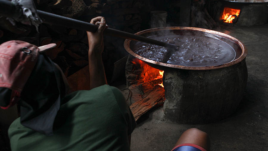 Untuk membuat dodol, para pekerja mengaduk adonan dodol kurang lebih hingga 6 jam. (Bloomberg Technoz/ Andrean Kristianto)