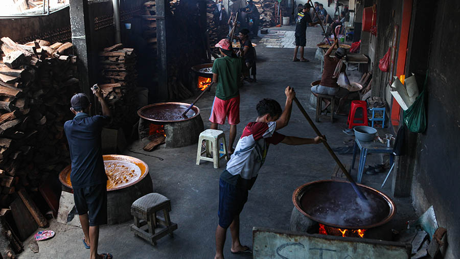 Dengan 16 tungku, rumah produksi dodol betawi ini dapat memproduksi 320 paket dodol. (Bloomberg Technoz/ Andrean Kristianto)