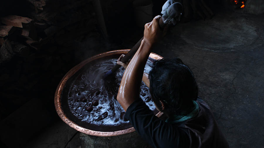 Pekerja mengaduk adonan di salah satu pabrik dodol Betawi, kawasan Pejaten Timur, Pasar, Rabu (5/4/2023). (Bloomberg Technoz/ Andrean Kristianto)