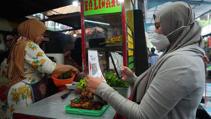Pelanggan memindai kode QR untuk pembayaran digital di warung makan di kawasan Sabang di Jakarta. (Dimas Ardian/Bloomberg)